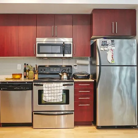 Luxury Fully Furnished Suite In Downtown Toronto - Maple Leaf Square